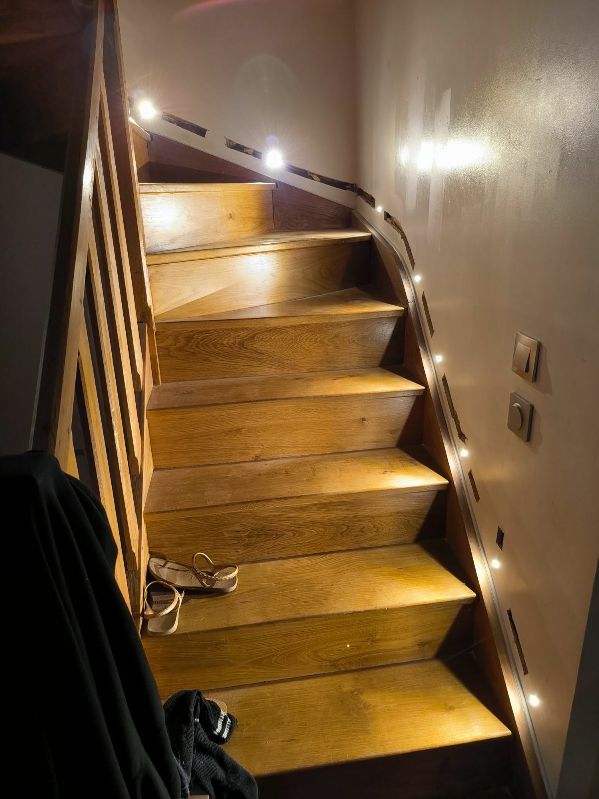 Escalier en bois avec spots encastrés sous la rampe et variateur mural