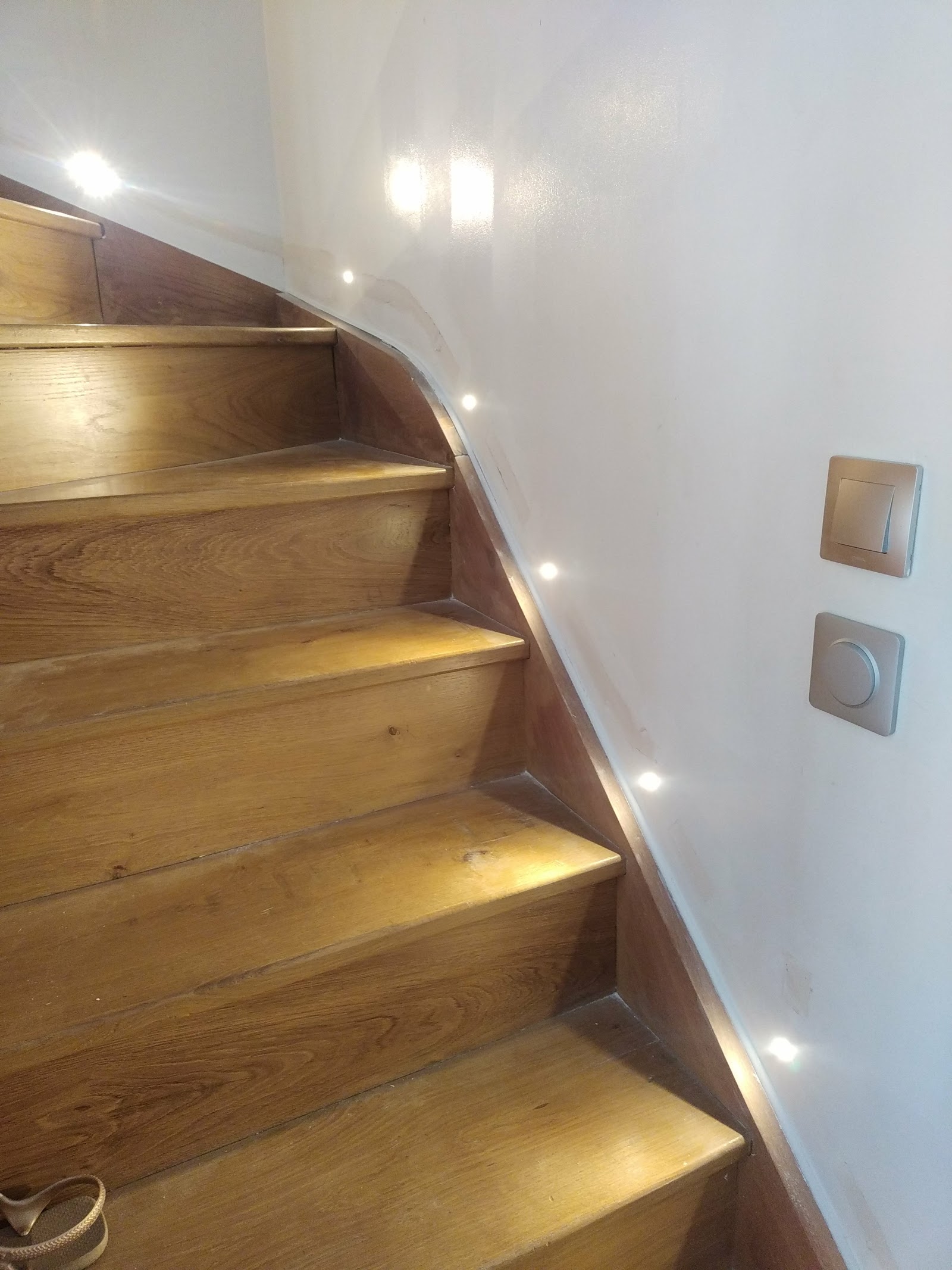 Spots muraux le long d'un escalier avec interrupteur et variateur design